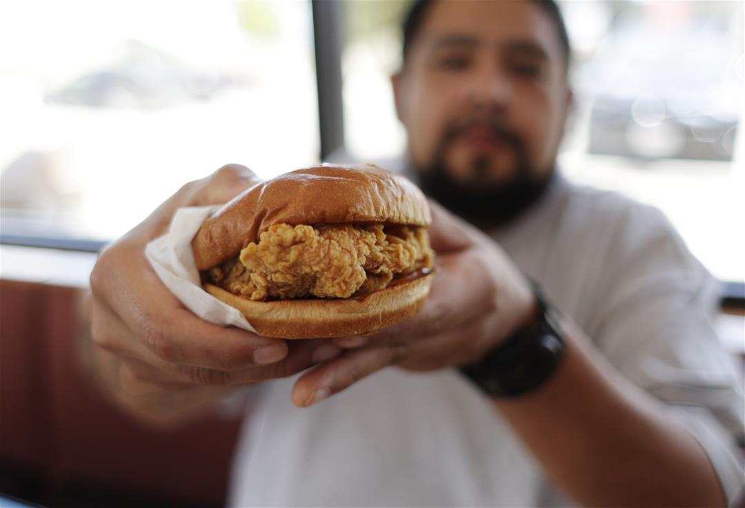 $5K Lawsuit Targets Chicken Sandwiches – Newser